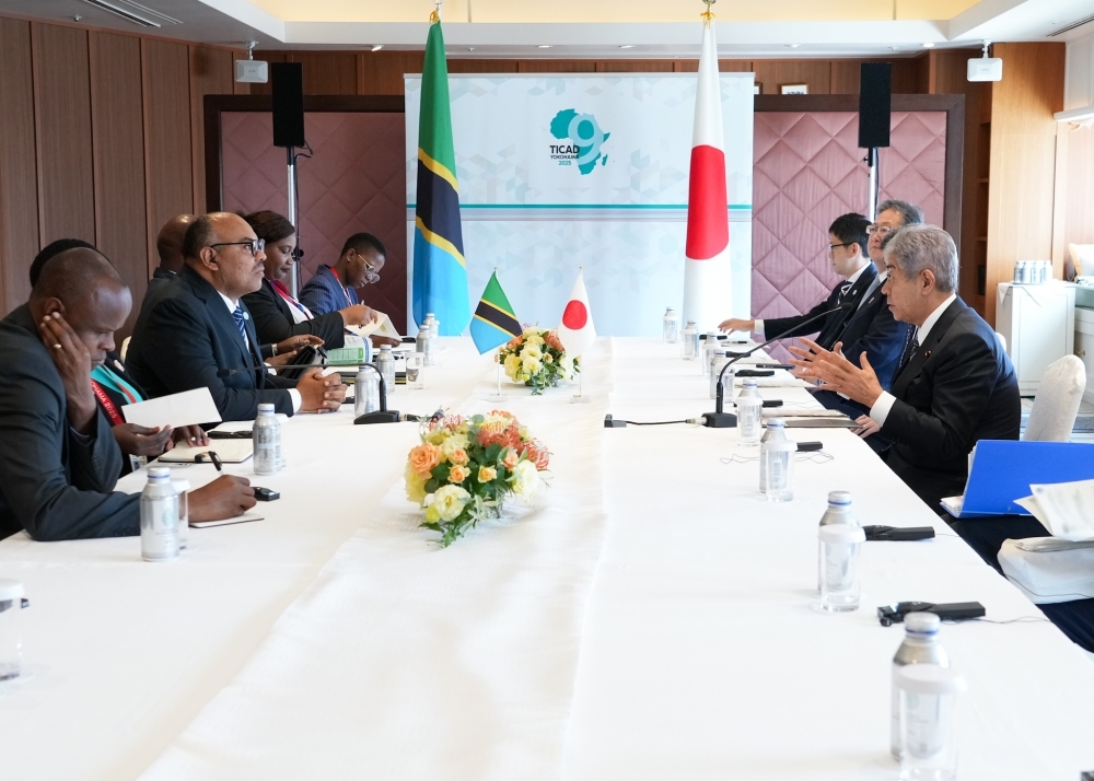 Foreign Minister Iwaya talking with Hon. Mahmoud Thabit Kombo, Minister of Foreign Affairs and East African Cooperation of the United Republic of Tanzania