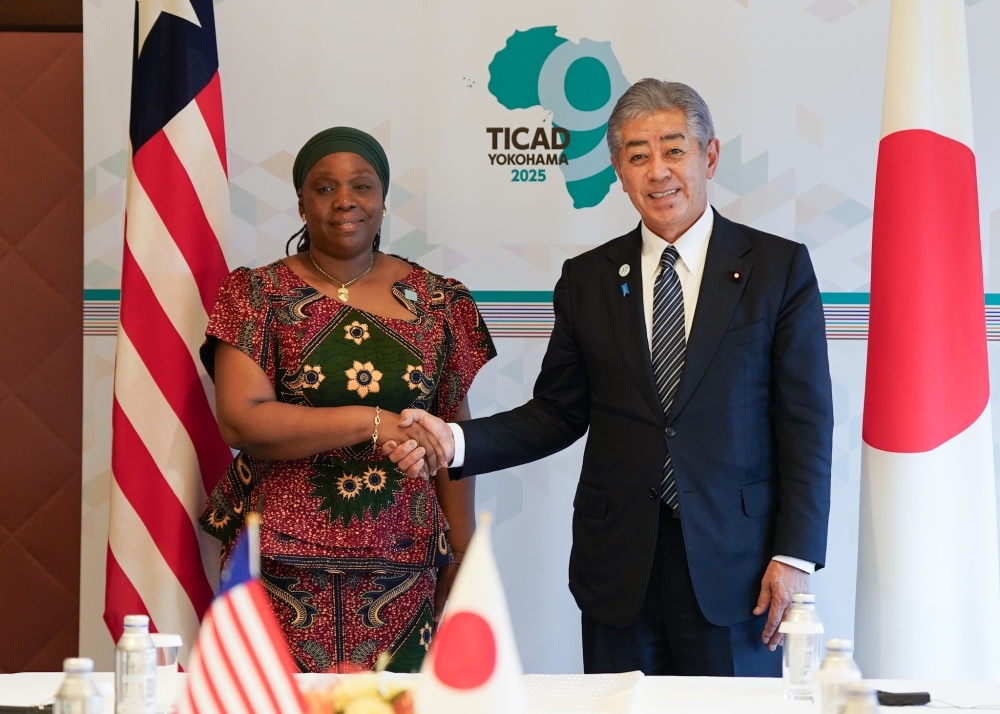 Foreign Minister IWAYA shaking hands with H.E. Mme. NYANTI, Minister of Foreign Affairs of Liberia