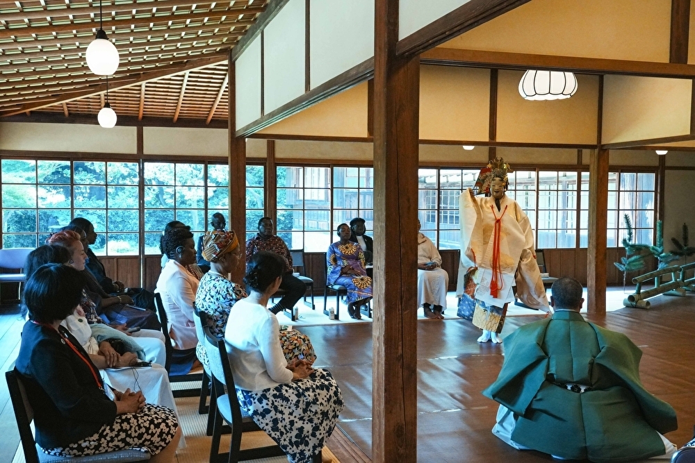 Participants enjoyed a play of Noh performance
