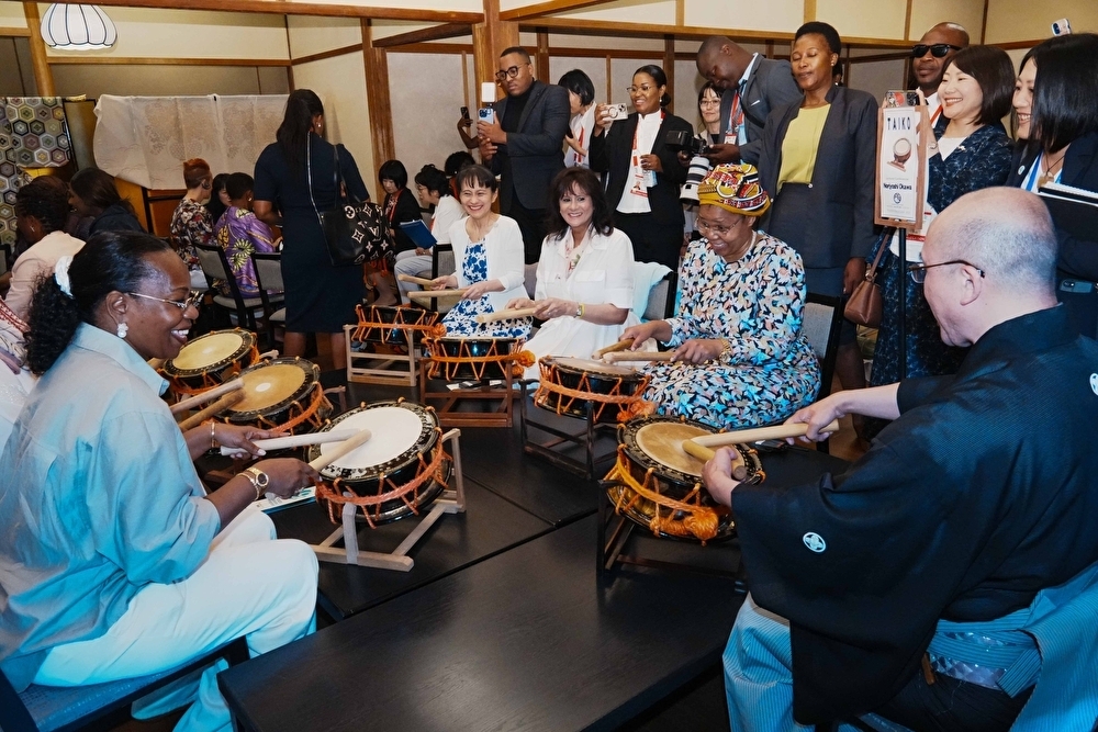 Participants joined the workshop for playing the Noh instruments