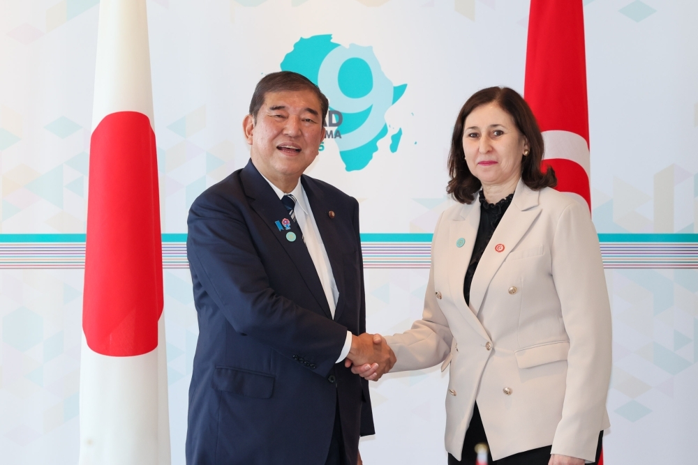 Prime Minister Ishiba is shaking hands with Mrs. Sarra Zaafrani Zenzri, Head of Government of the Republic of Tunisia