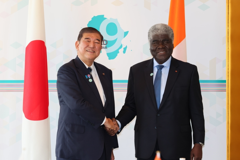 Prime Minister ISHIBA shaking hands withPrime Minister Mambe