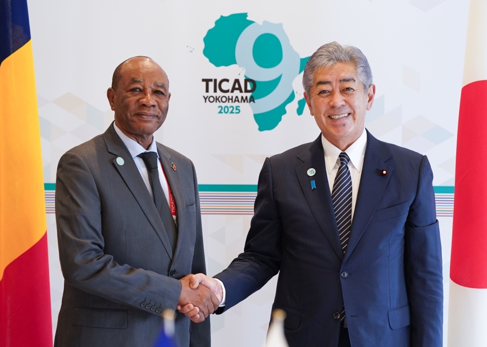 Minister IWAYA shaking hands with Minister Alhabo