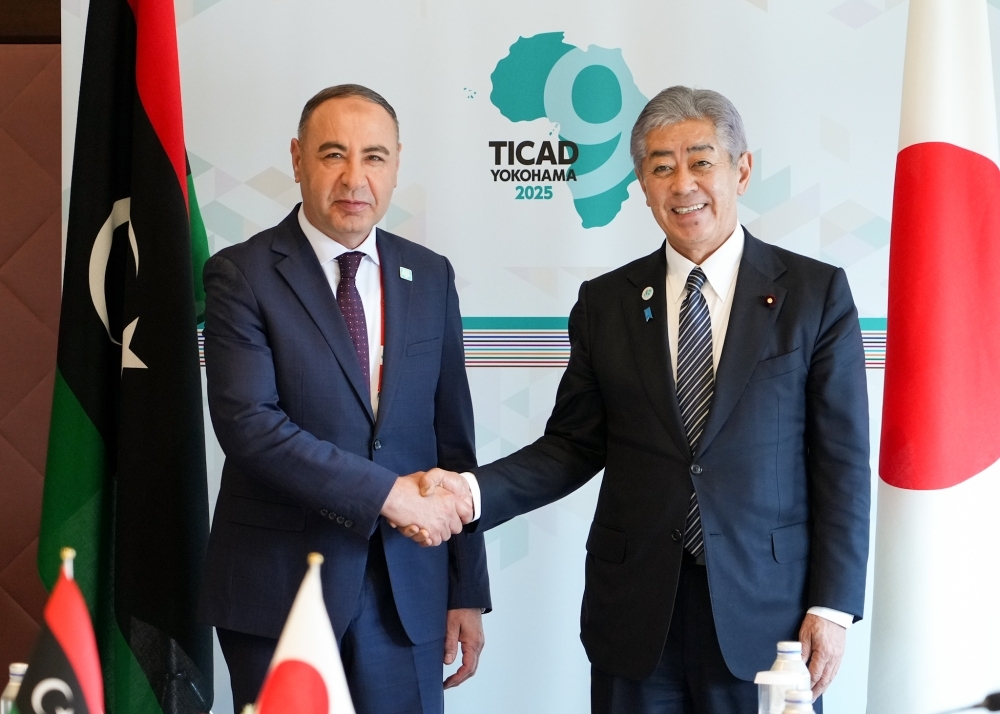 Foreign Minister Iwaya shaking hands with Acting Minister of Foreign Affairs and International Cooperation EL-BAOUR of the State of Libya
