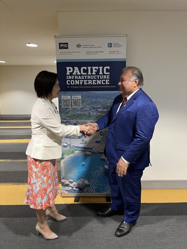 Parliamentary Vice-Minister Ikuina and Mr. Baron Devavesi Waqa, Secretary General of the Pacific Islands Forum (PIF)