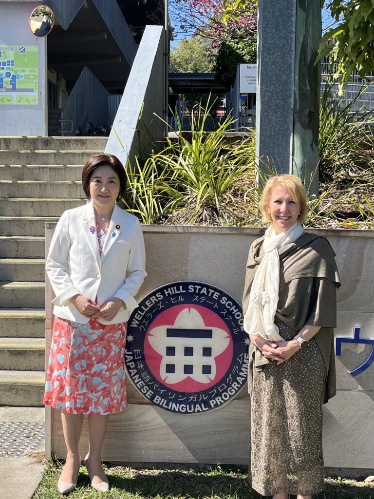 Parliamentary Vice-Minister Ikuina is visiting Wellers Hill State School