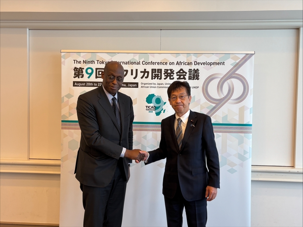 Parliamentary Vice-Minister MATSUMOTO shaking hands with Mr. Mazou, Assistant High Commissioner for Operations, UNHCR