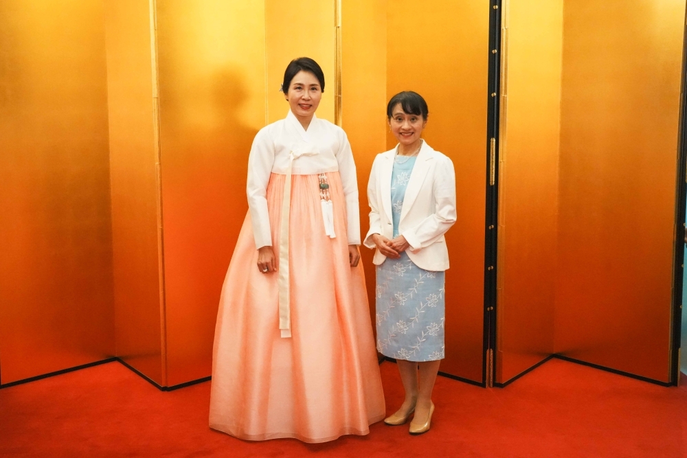 Mrs. Ishiba, Spouse of the Prime Minister and Mrs. KIM Hea Kyung, First Lady of the Republic of Korea, before gold‐leafed folding screen