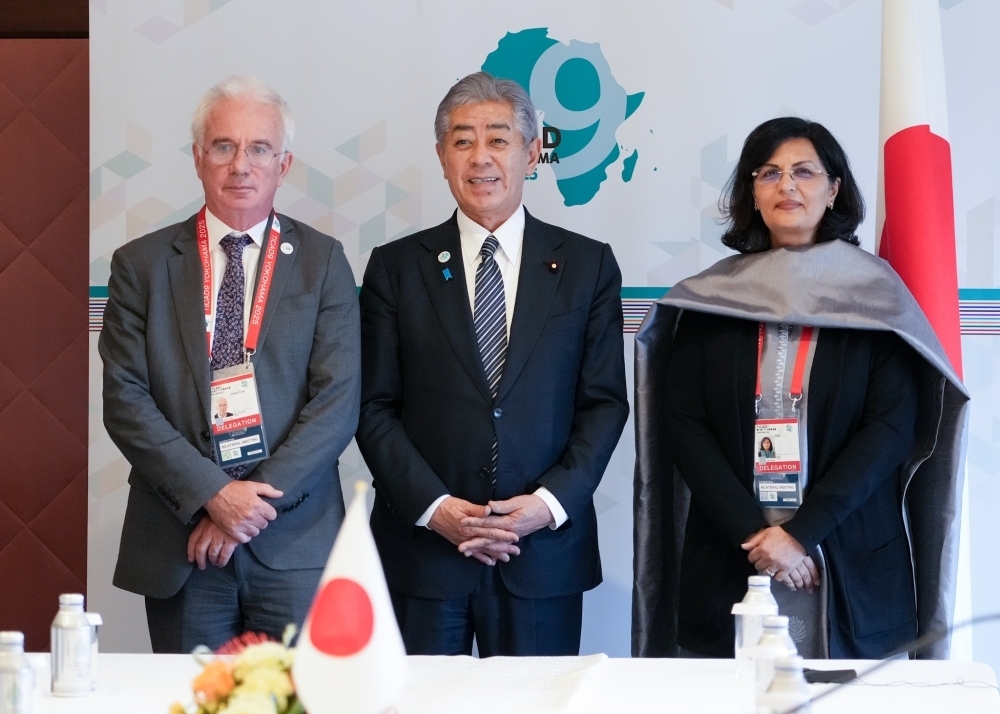 Minister IWAYA taking photo with Dr. Sania Nishtar, Chief Executive Officer of Gavi, the Vaccine Alliance and Mr. Peter Sands, Executive Director of the Global Fund