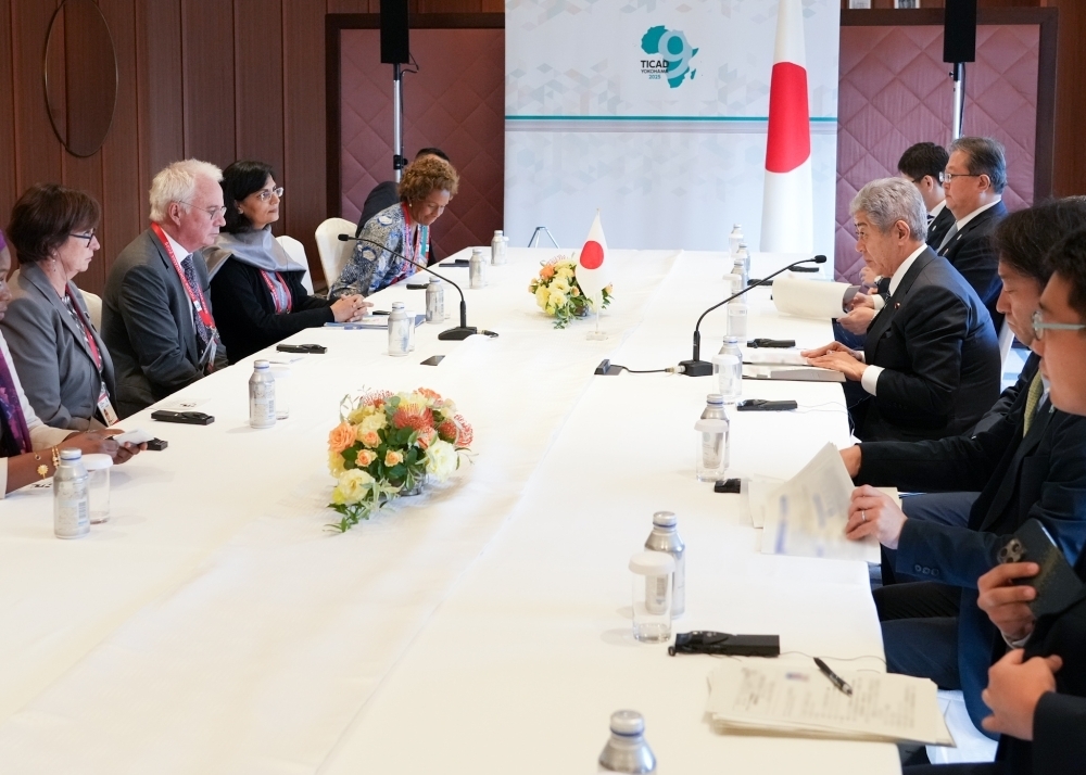 Minister IWAYA talking with Dr. Sania Nishtar, Chief Executive Officer of Gavi, the Vaccine Alliance and Mr. Peter Sands, Executive Director of the Global Fund