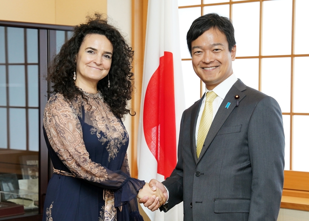 State Minister MIYAJI shaking hands with Ms. Duarte, Executive Director of GCF