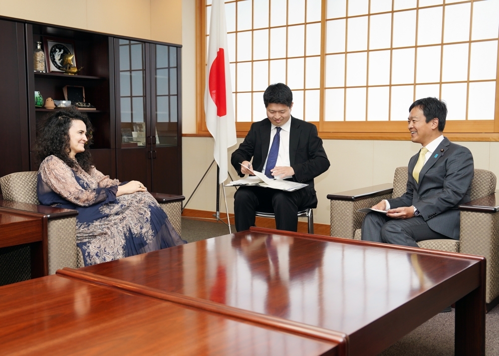 State Minister MIYAJI shaking hands with Ms. Duarte, Executive Director of GCF, exchange opinions