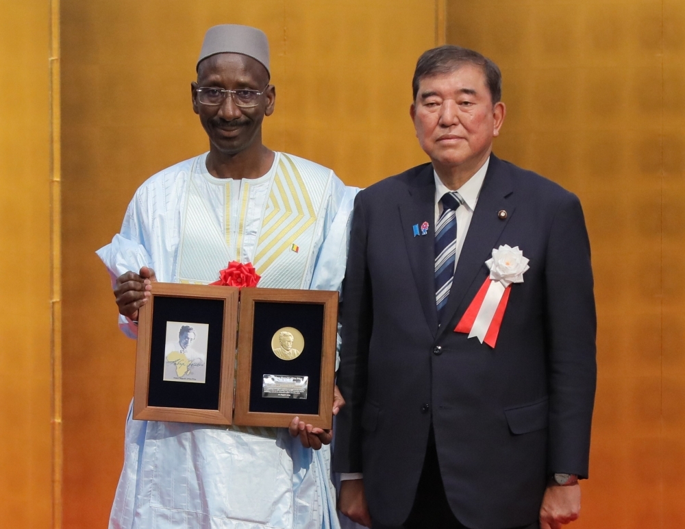 Prime Minister ISHIBA awards a medal to Dr. Abdoulaye Djimdé