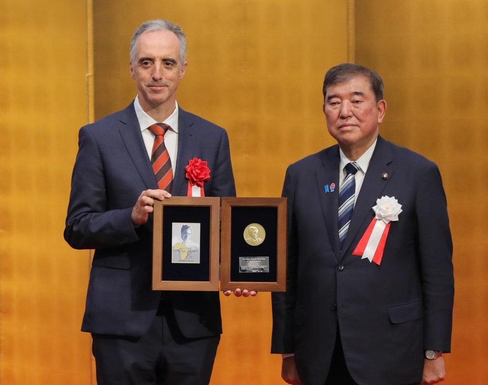 Prime Minister ISHIBA awards a medal to the Representative of DNDi