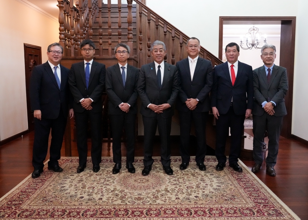 Minister IWAYA taking photo with Japanese business people working in Kazakhstan