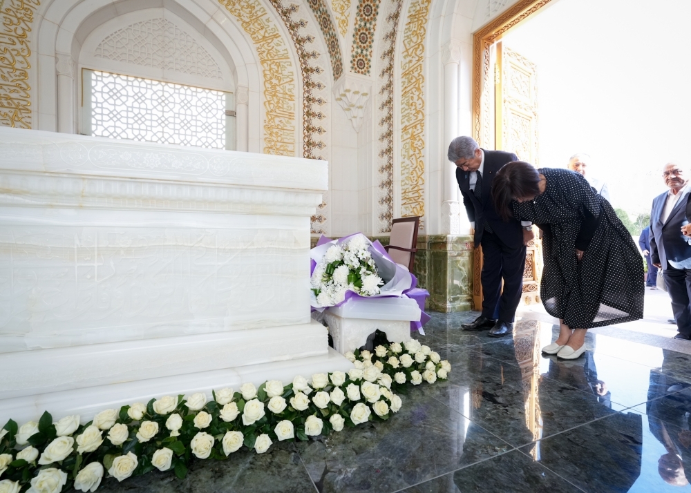 Foreign Minister offering flowers at the Mausoleum of Islam Karimov
