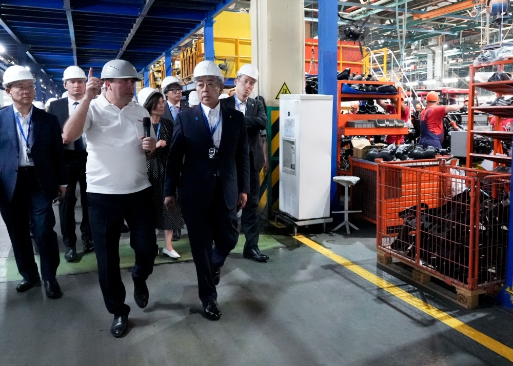 Foreign Minister Iwaya visiting Samarkand Automobile Factory