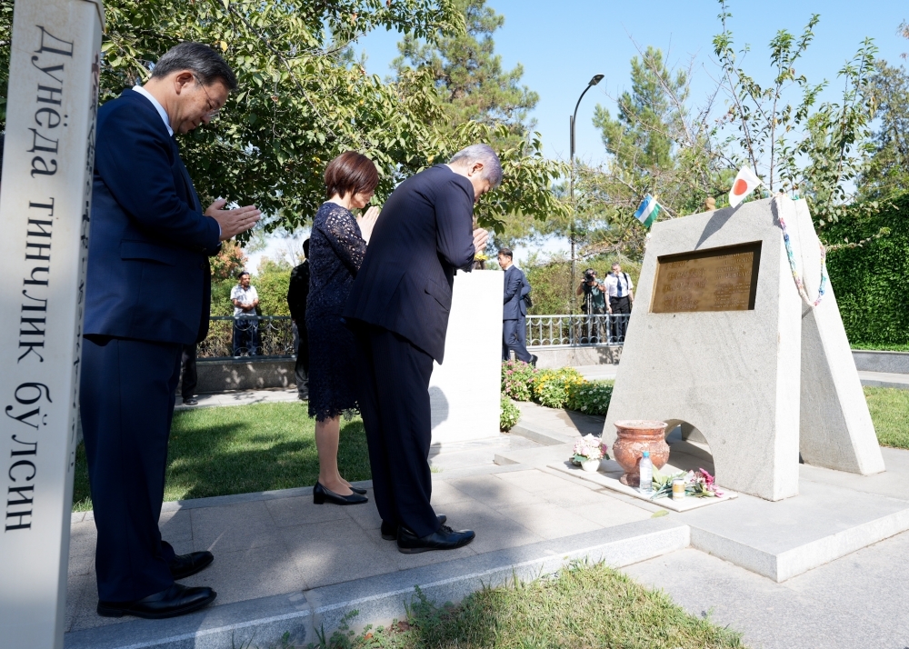 Foreign Minister Iwaya and his spouse visited the Cemetery