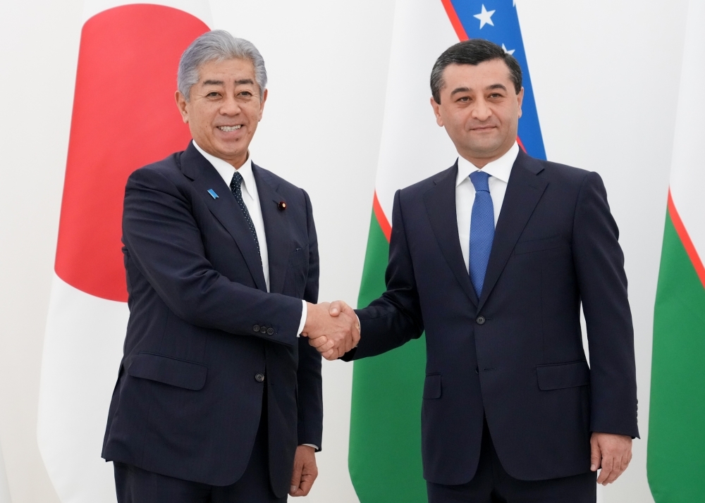 Minister Iwaya shaking hands with Minister Saidov
