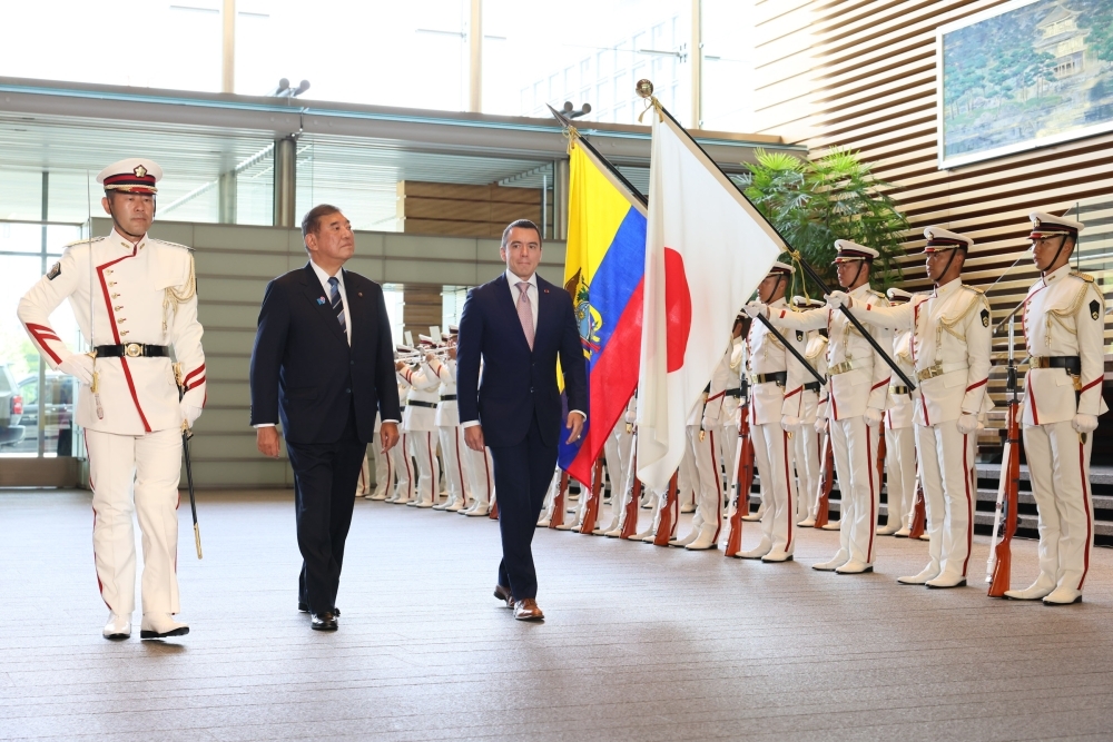 Prime Minister ISHIBA and President Noboa walking during the honors ceremony conducted by the honor guard