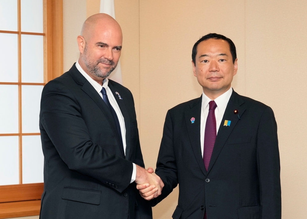 State Minister FUJII shaking hands with Mr. Ohana, Speaker of the Knesset