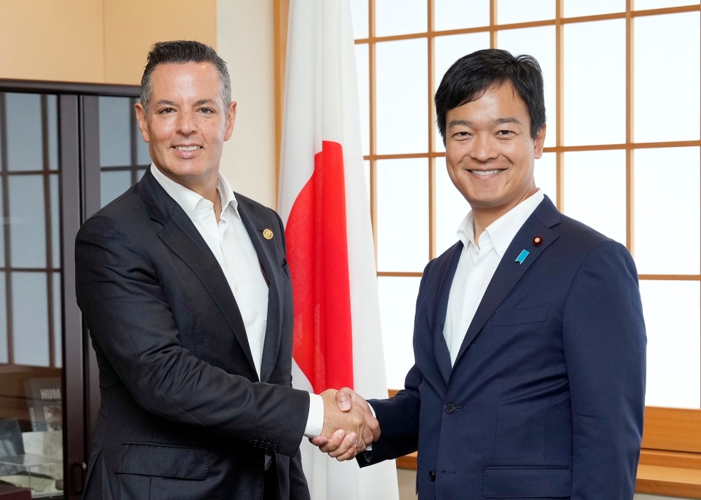 State Minister Miyaji shaking hands with Chairman Murat