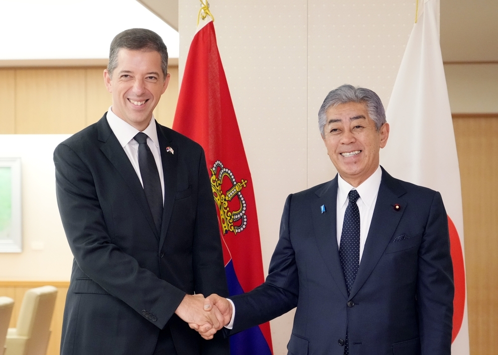 Minister IWAYA shaking hands with Minister Djuric