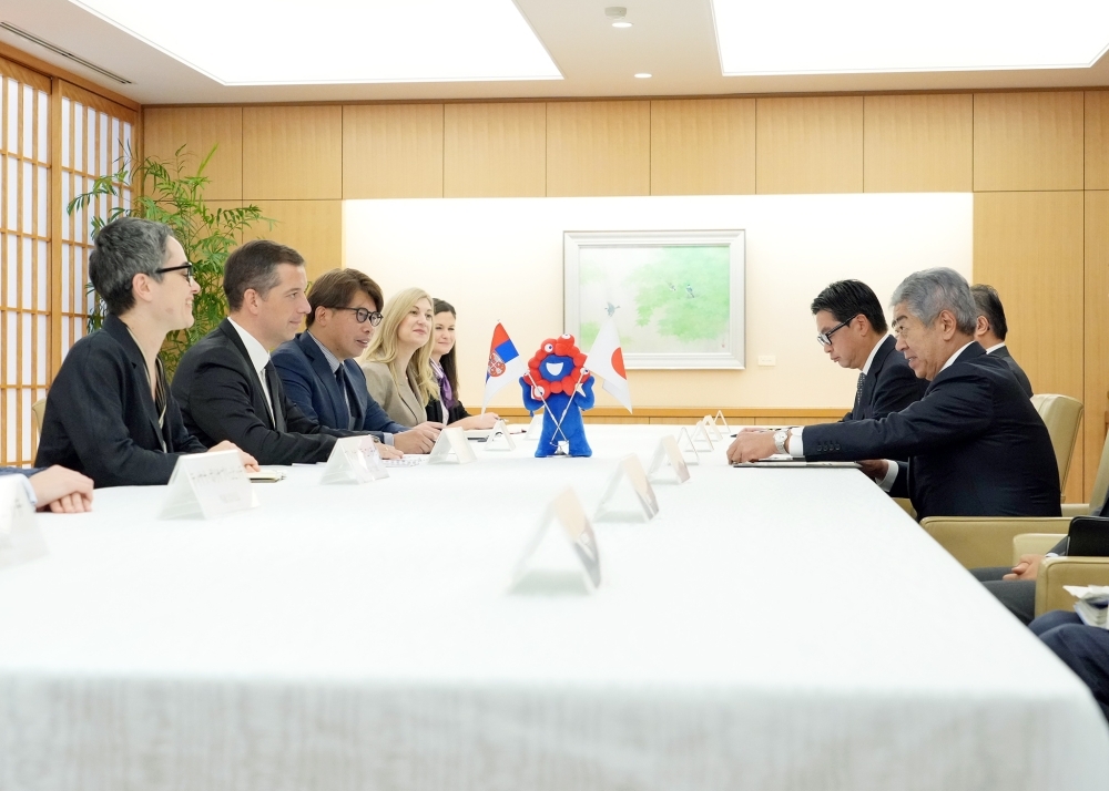 Minister IWAYA talking with Minister Djuric at the meeting