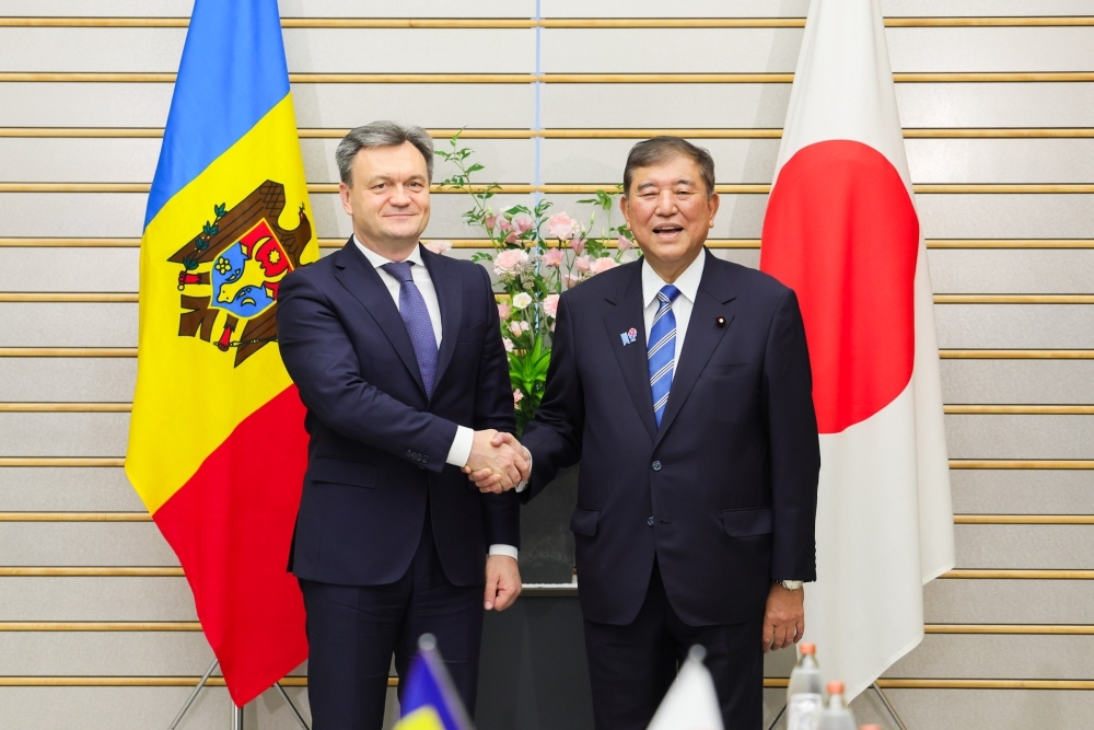 Prime Minister ISHIBA shaking hands with Prime Minister Recean