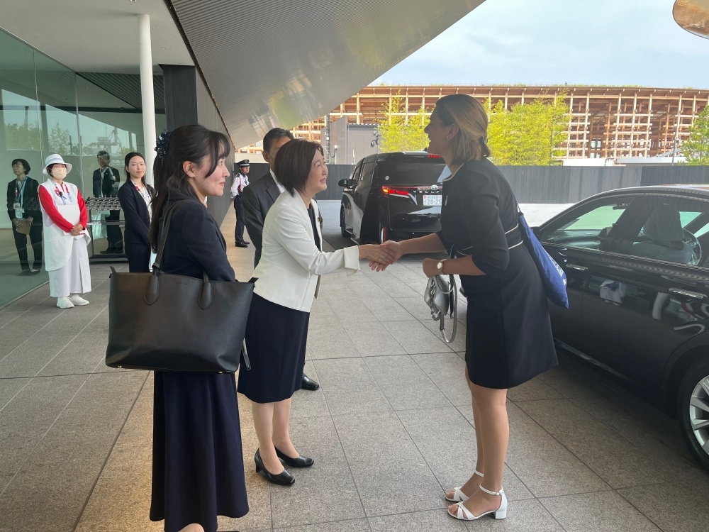 Parliamentary Vice-Minister for Foreign Affairs IKUINA welcoming Ms. ANGUELIEVA, Executive Director of the ISTC