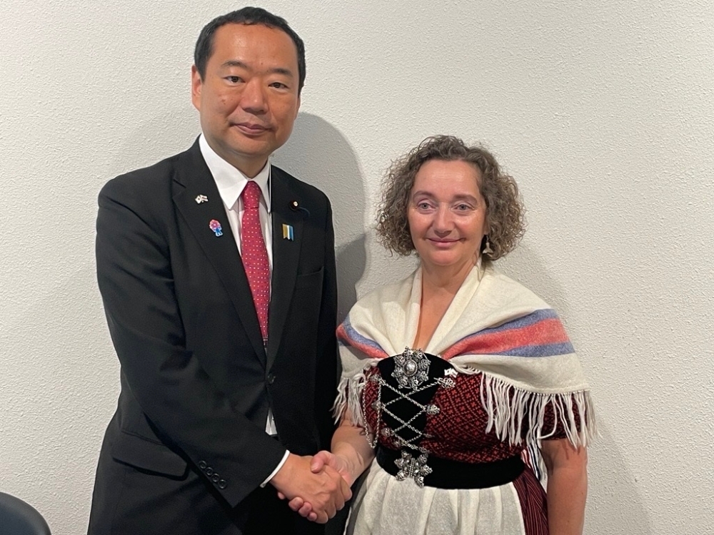 State Minister FUJII shaking hands with Minister Stenberg