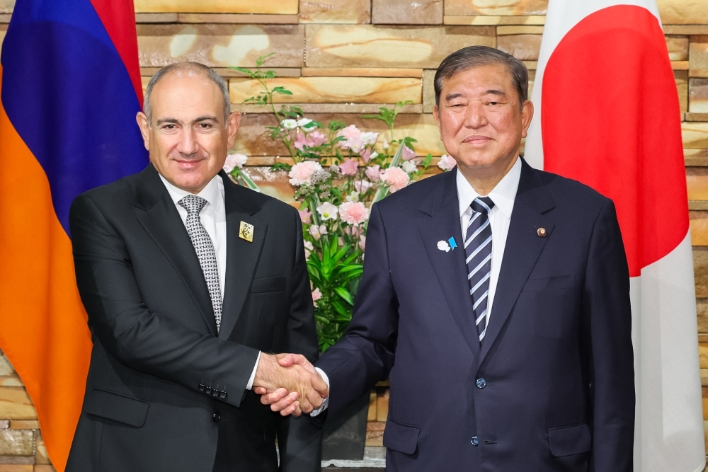 Prime Minister ISHIBA shaking hands with Prime Minister Pashinyan