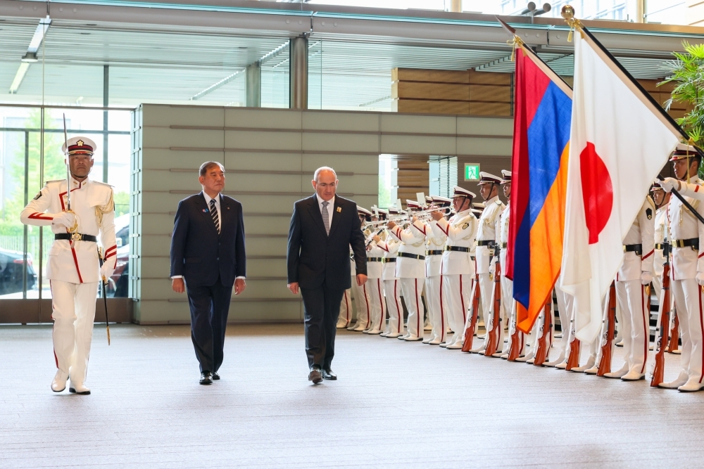 Prime Minister ISHIBA and Prime Minister Pashinyan walinkg past the honor guard