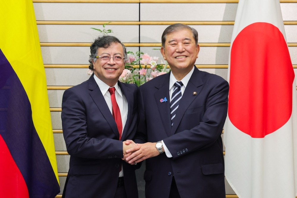 Prime Minister ISHIBA shaking hands with President Petro