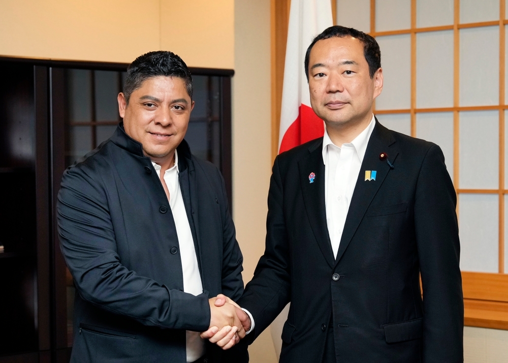 State Minister FUJII shaking hands with Governor Gallardo