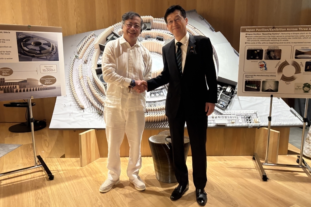 Parliamentary Vice-Minister MATSUMOTO shaking hands with President Petro