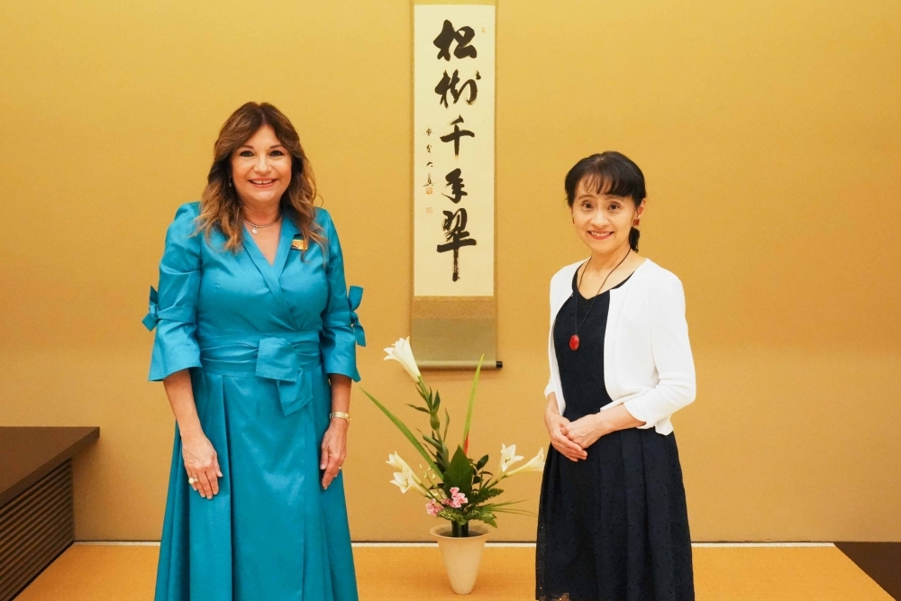 Mrs. ISHIBA and Mrs. Maricel COHEN DE MULINO in fron of Ikebana
