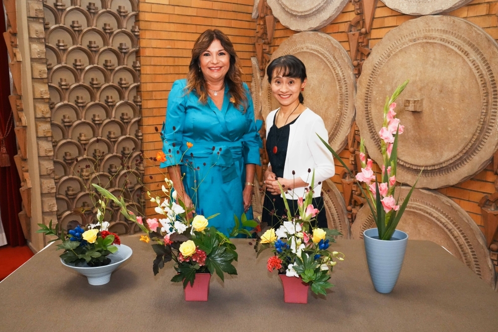Mrs. ISHIBA and Mrs. Maricel COHEN DE MULINO with Ikebana