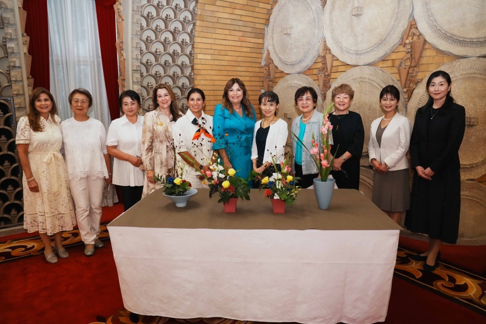 Mrs. ISHIBA and Mrs. Maricel COHEN DE MULINO posing for a commemorative photo with related parties