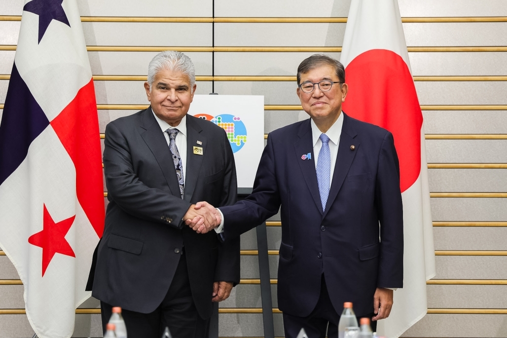 Prime Minister shaking hands with H.E. Mr. José Raúl Mulino Quintero, President of the Republic of Panama