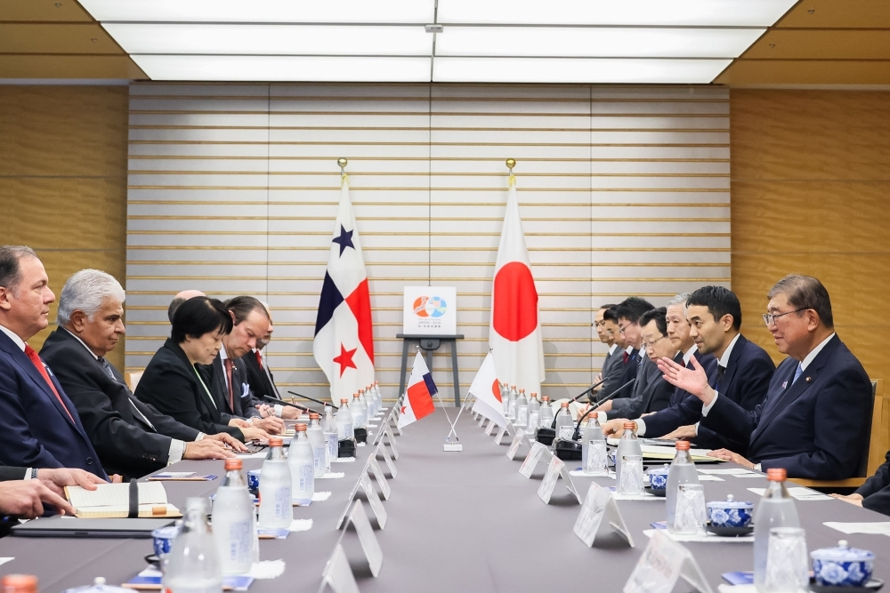 Prime Minister talking with H.E. Mr. José Raúl Mulino Quintero, President of the Republic of Panama