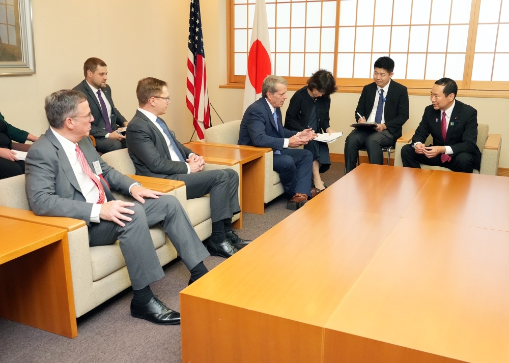 Group photo, State Minister Fujii is talking with the Governors who attend the Japan-Midwest U.S. Associatio