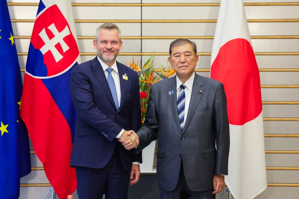Prime Minister ISHIBA shaking hands with President Pellegrini