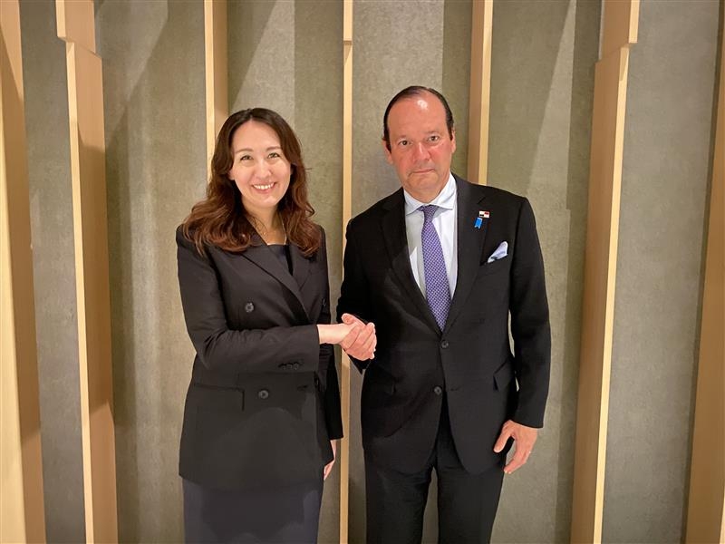 Parliamentary Vice-Minister ERI shaking hands with Foreign Minister Martinez-Acha