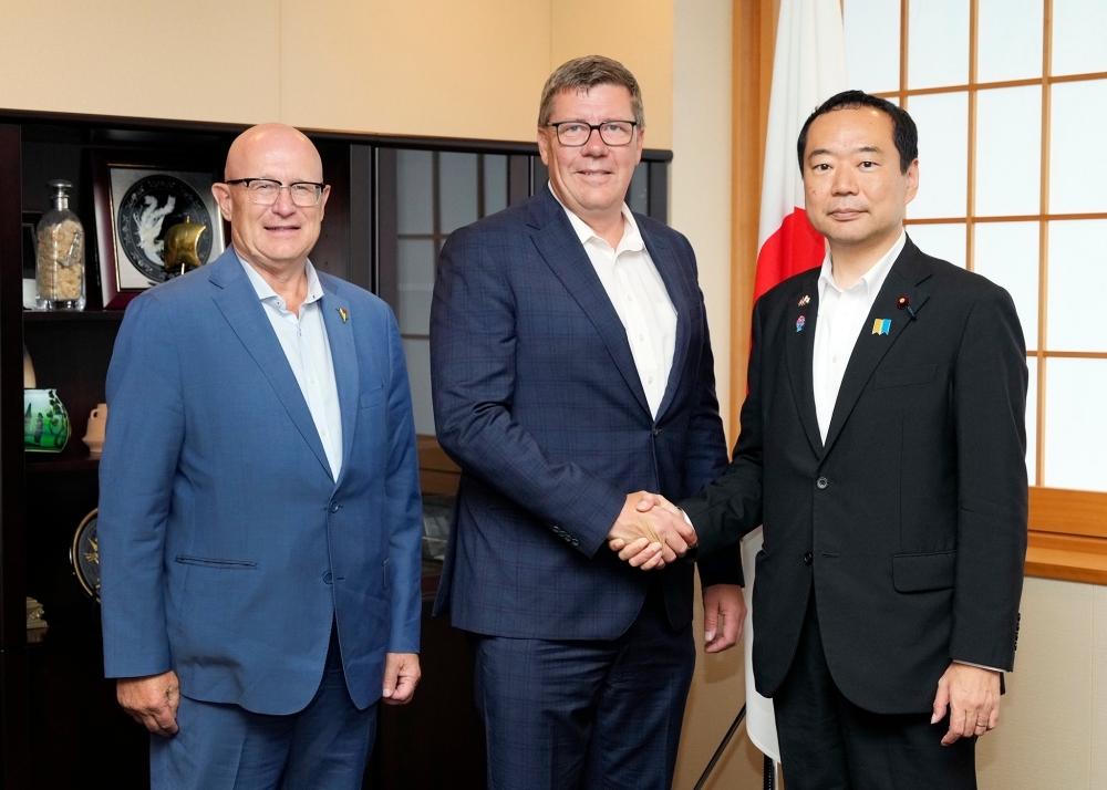 State Minister Fujii shaking hands with Premier Moe
