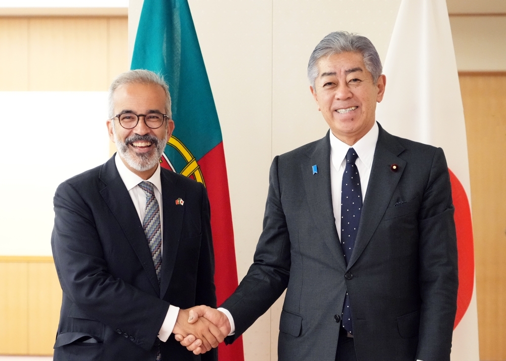 Mr. Iwaya is shaking hands with Mr. Paulo RANGEL, Minister of Foreign Affairs of the Portuguese Republic