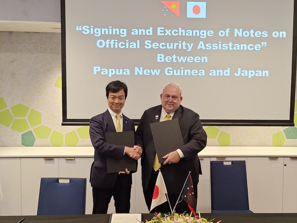 State Minister MIYAJI shaking hands with Foreign Minister Tkatchenko, Papua New Guinea