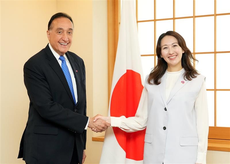 Parliamentary Vice-Minister ERI shaking hands with President Cisneros