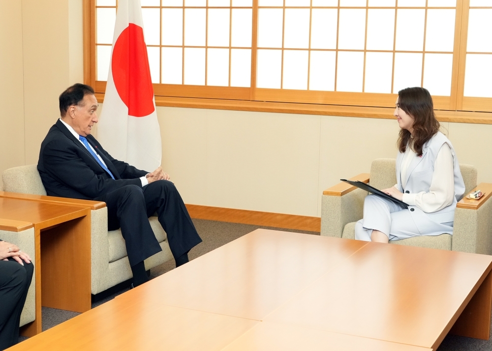 Parliamentary Vice-Minister ERI talking with President Cisneros