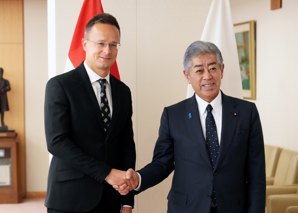 Minister IWAYA shaking hands with Minister Szijjártó